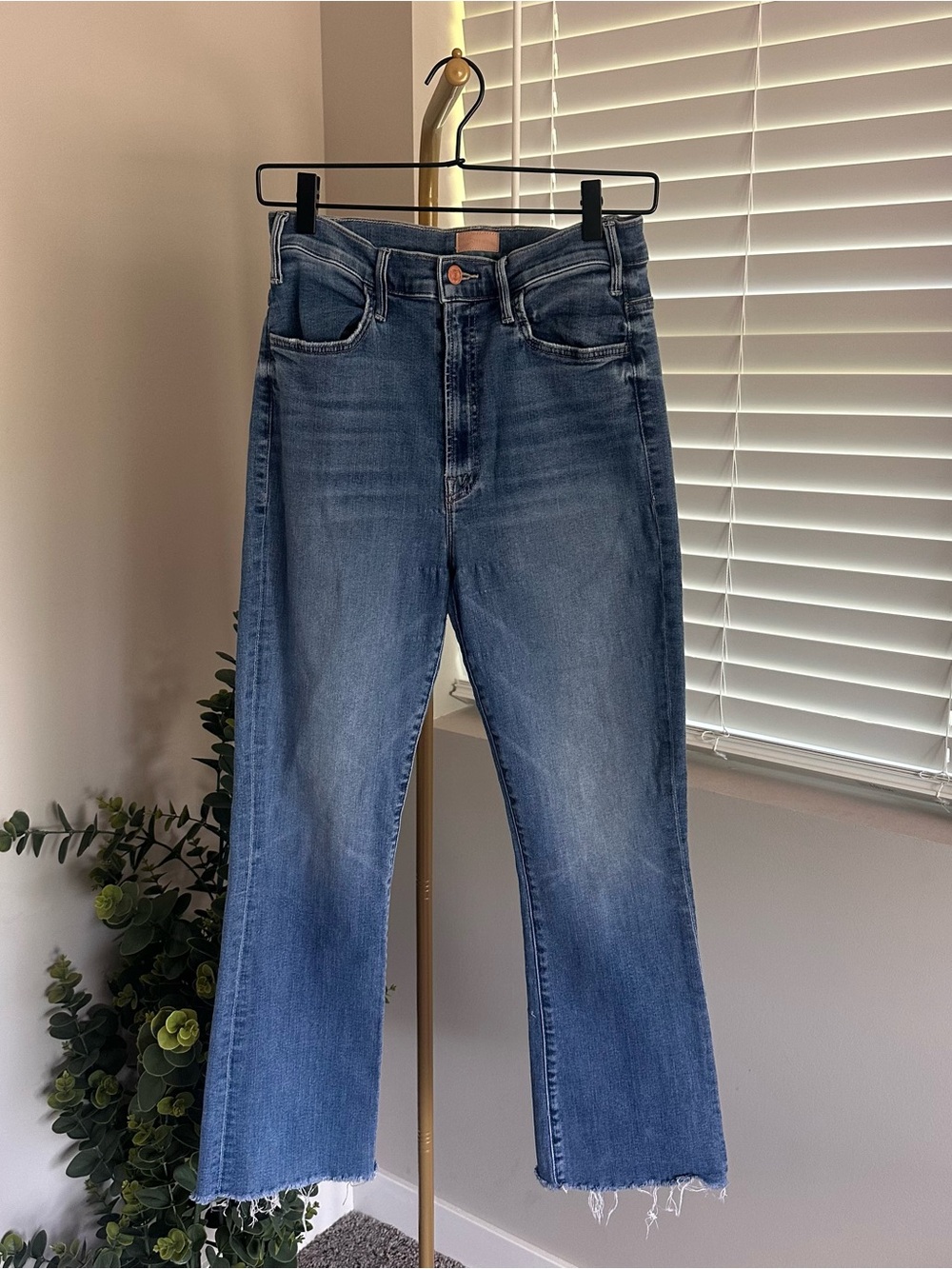 MOTHER The Hustler Ankle Fray Jeans in Blue Wash
